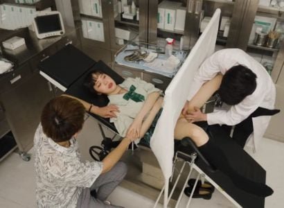Os médicos lidam com atos de forma inadequada para os pacientes durante o exame médico