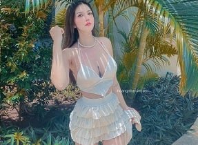 Atrair espectadores com a atraente imagem de borboleta da linda garota