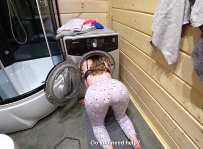 Ajudando sua linda irmã presa em um elevador, ela repetiu