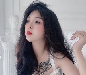 Phuong Min está participando de um jogo interessante com seu amante na cama